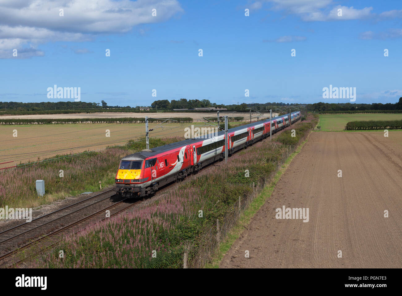A Londra nord est ferrovie Intercity 225 treno passa Warkworth, Northumbria sulla east coast main line con un Edimburgo a Londra in treno Foto Stock