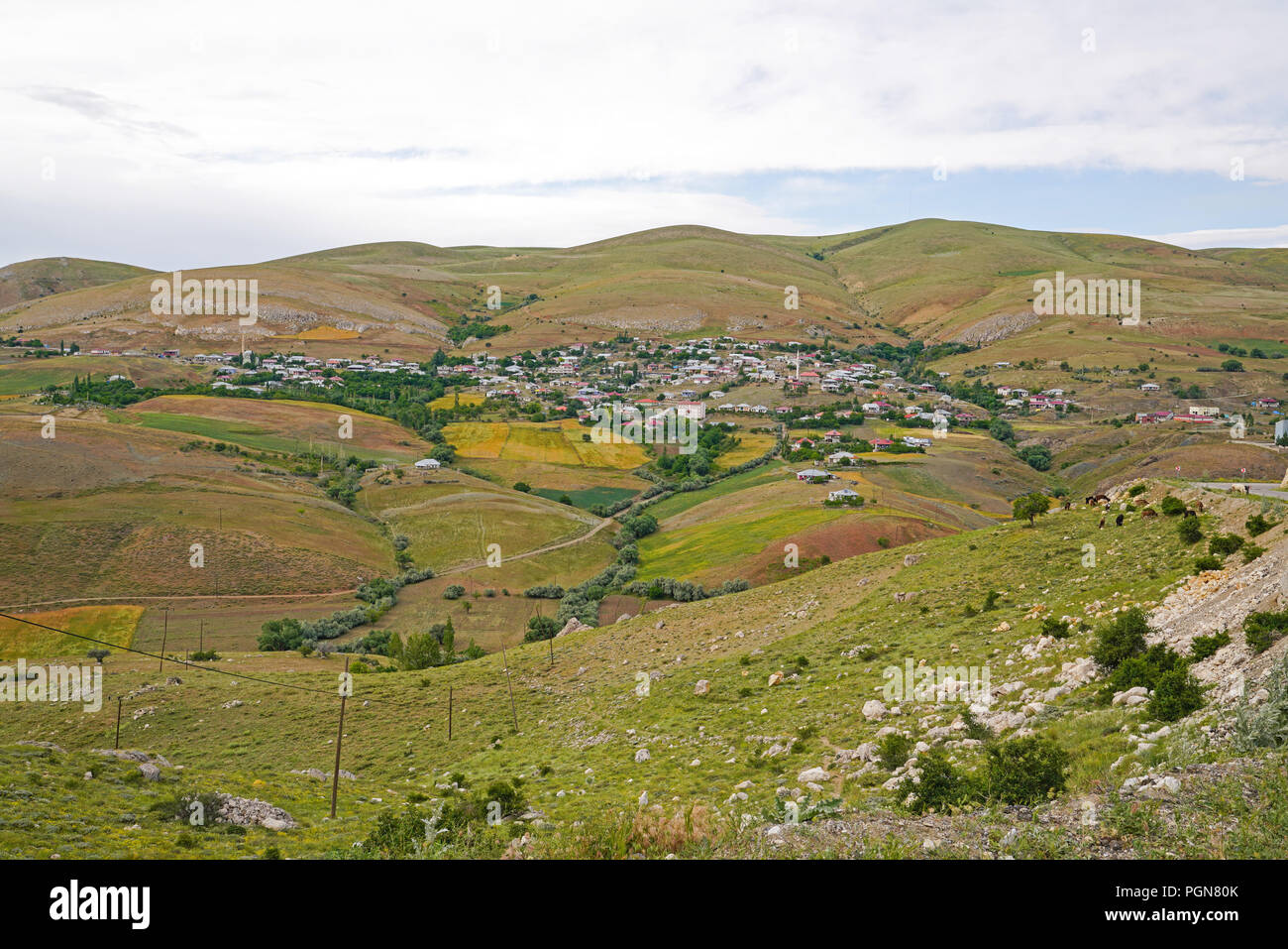 Villaggio di montagna in Turchia. Splendido paesaggio di campagna. Buyuk tatlar, tatli, afsin, Kahramanmaras Foto Stock