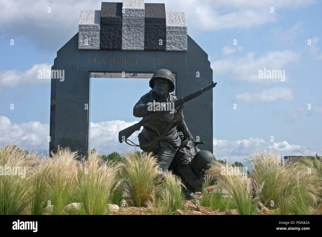 Sculture raffiguranti scene di guerra durante Operazione Overlord in Normandia, 1944. In scena al National D-Day Memorial, Virginia. L'Overlord Arch. Foto Stock