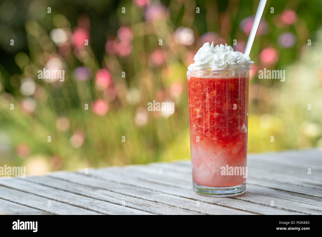 Fragola mescolato con ghiaccio e doppia panna sul top in vetro di alta. Foto Stock