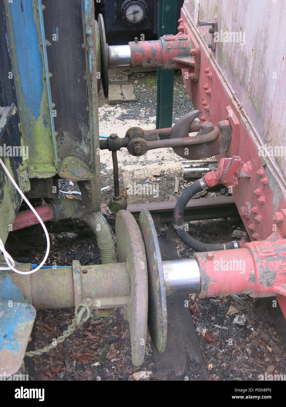 Close-up di accoppiamento tra due carrelli sul patrimonio ferrovie a vapore, Northampton & Lamport, Northamptonshire Foto Stock