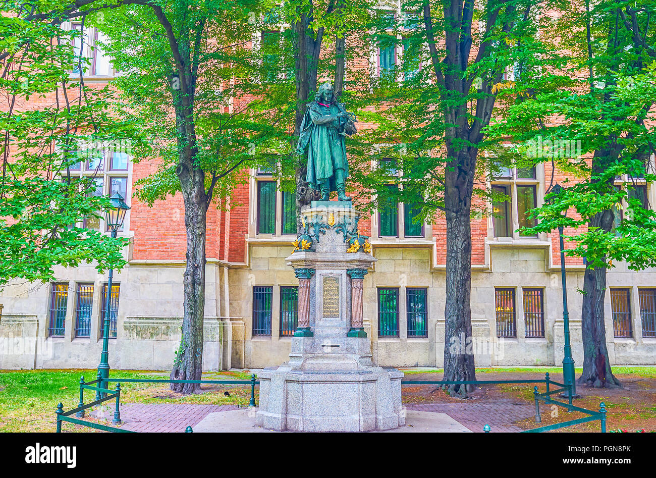 Cracovia in Polonia - 11 giugno 2018: il monumento a Niccolò Copernico, famoso astronomo Polacco e mathematitian, situato nel cortile di Jagiellon Foto Stock