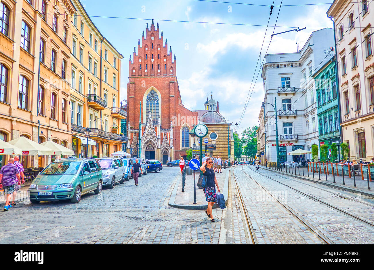 Cracovia in Polonia - Giugno 11, 2018: La scena urbana del domenicano Sqaure con enormi medievale di Santa Trinità Basilica sullo sfondo, il 11 giugno a Cracovia. Foto Stock