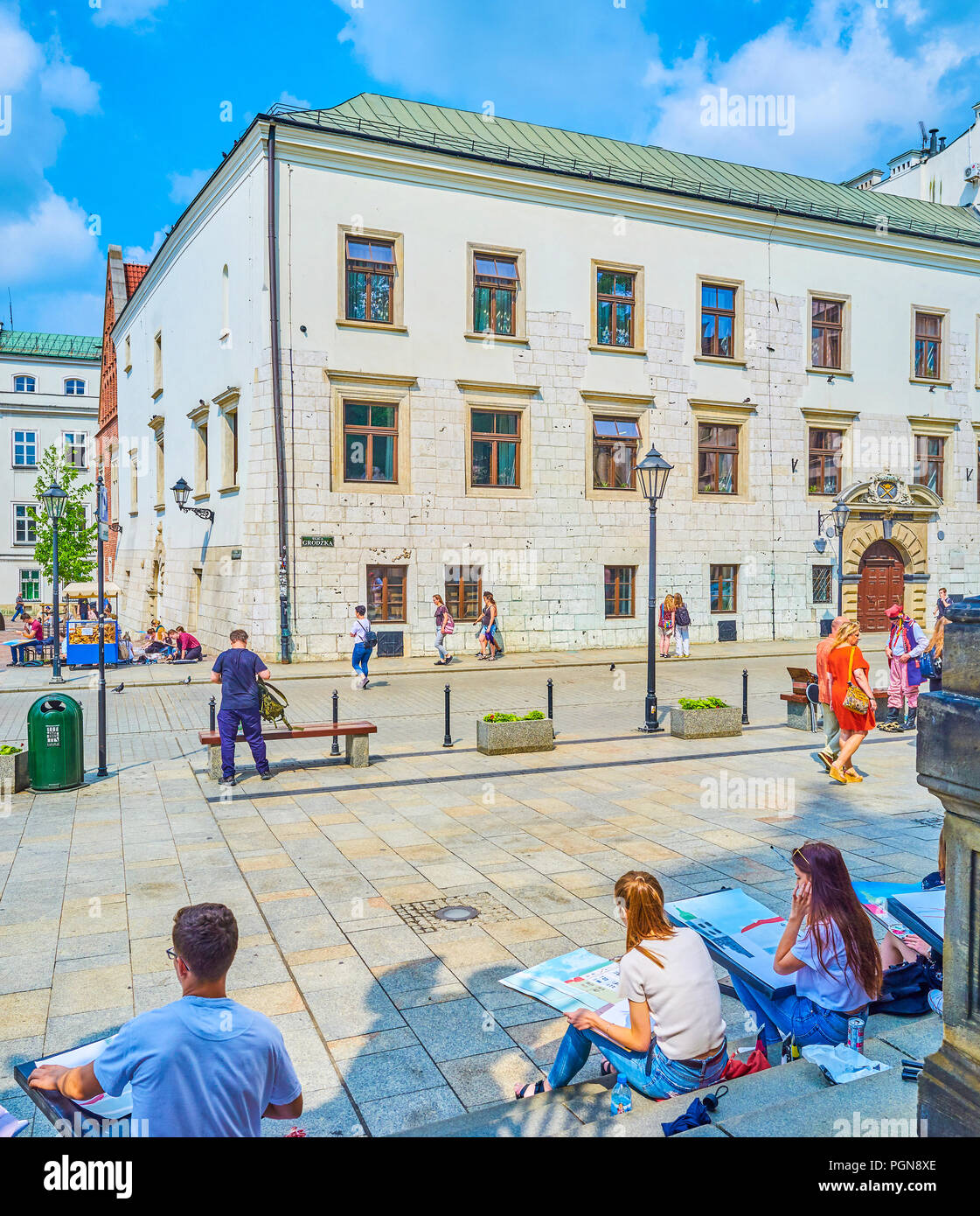 Cracovia in Polonia - Giugno 11, 2018: La lezione all'aperto per gli studenti della Accademia d'Arte avviene su Grodzka Street tra una splendida architettura medievale Foto Stock