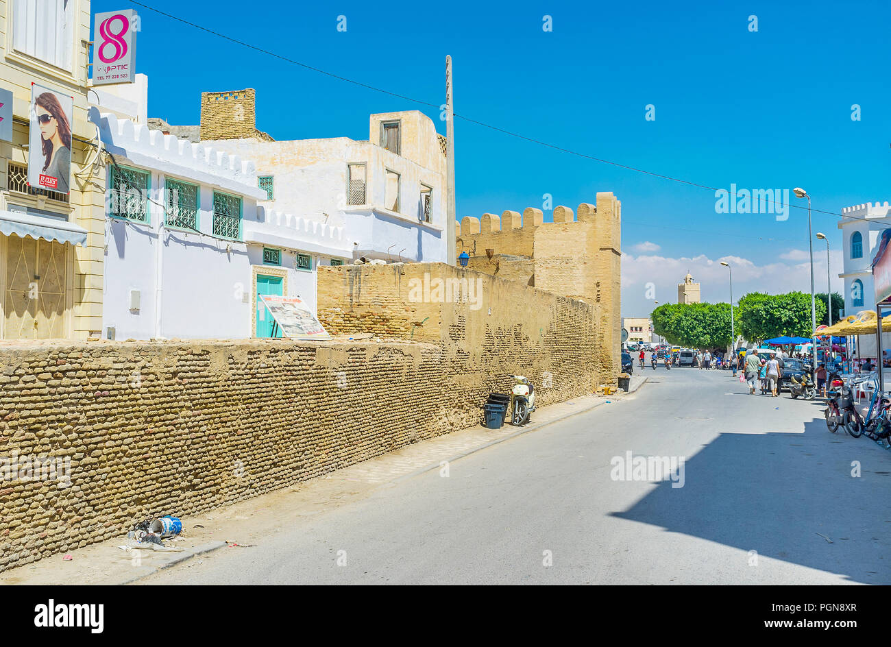 KAIROUAN, TUNISIA - Agosto 30, 2015: La scena urbana nella città vecchia con una vista sulla parte intatta del terrapieno e Market street, il 30 agosto in Kairo Foto Stock