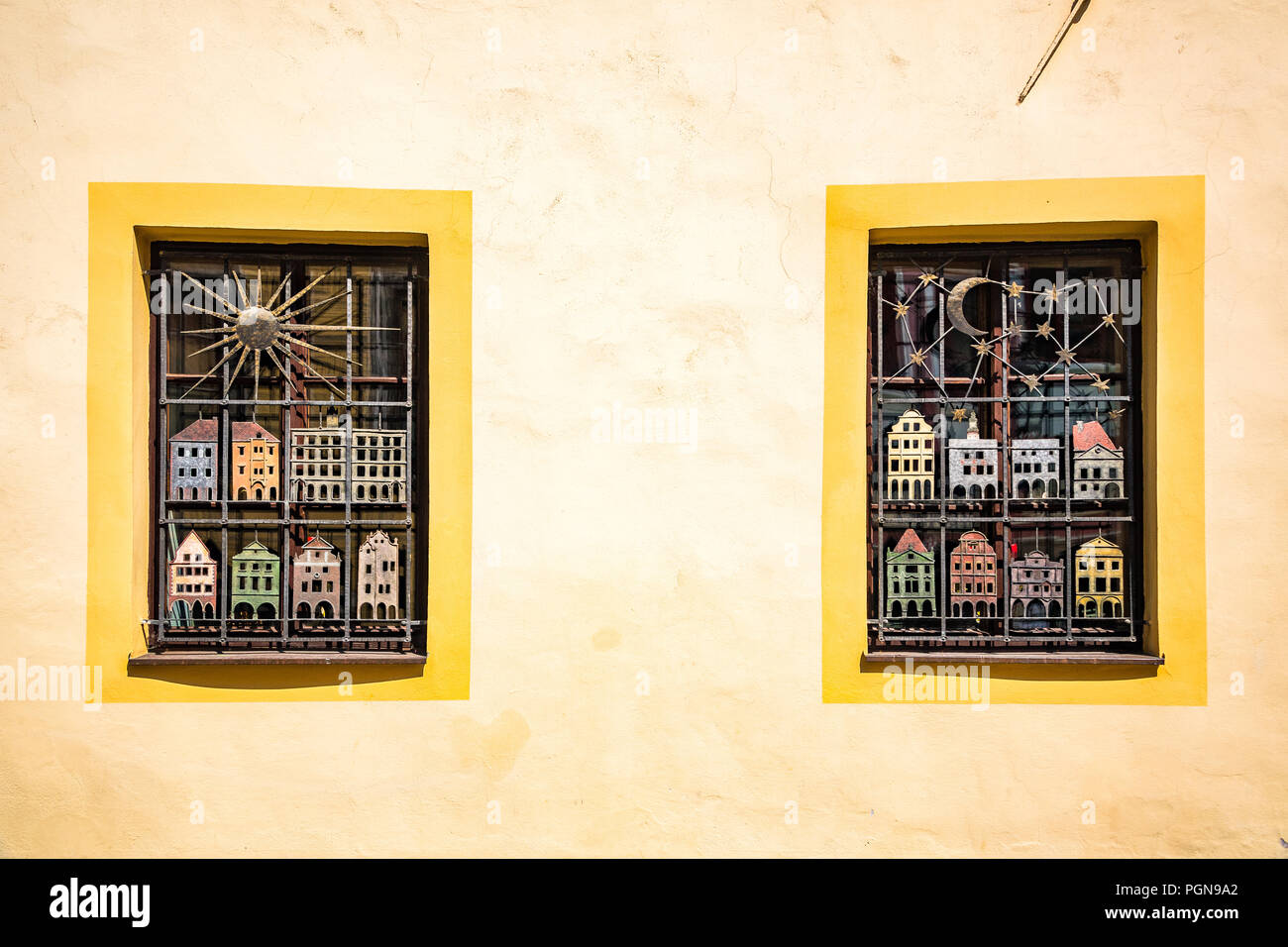 Bella illustrazione entro il telaio della finestra su una facciata di edificio in Český Krumlov, Repubblica Ceca Foto Stock