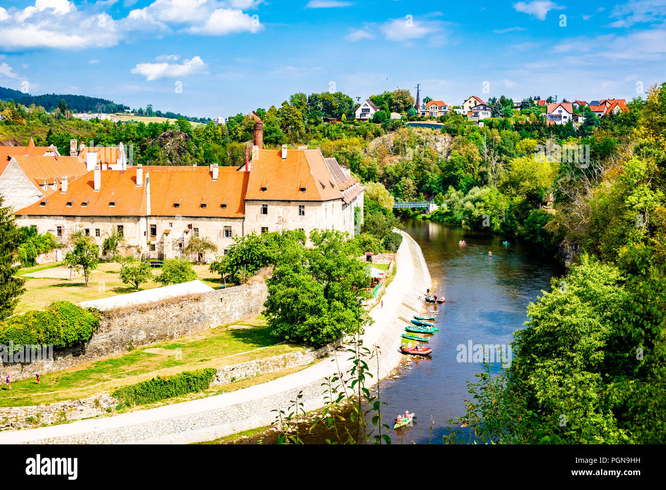 Il Valta fiume scorre attraverso il centro storico della bella Český Krumlov nella Repubblica Ceca. Foto Stock