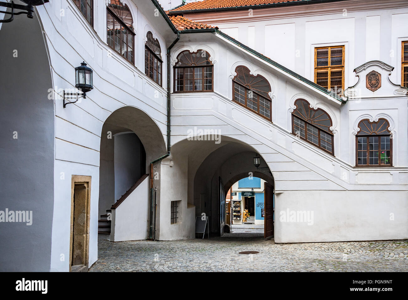 Stile rococò di windows nella tromba delle scale. Questo edificio prelatory è uno dei più significativi e di edifici più antichi di tutti di Český Krumlov, Czech Rep Foto Stock