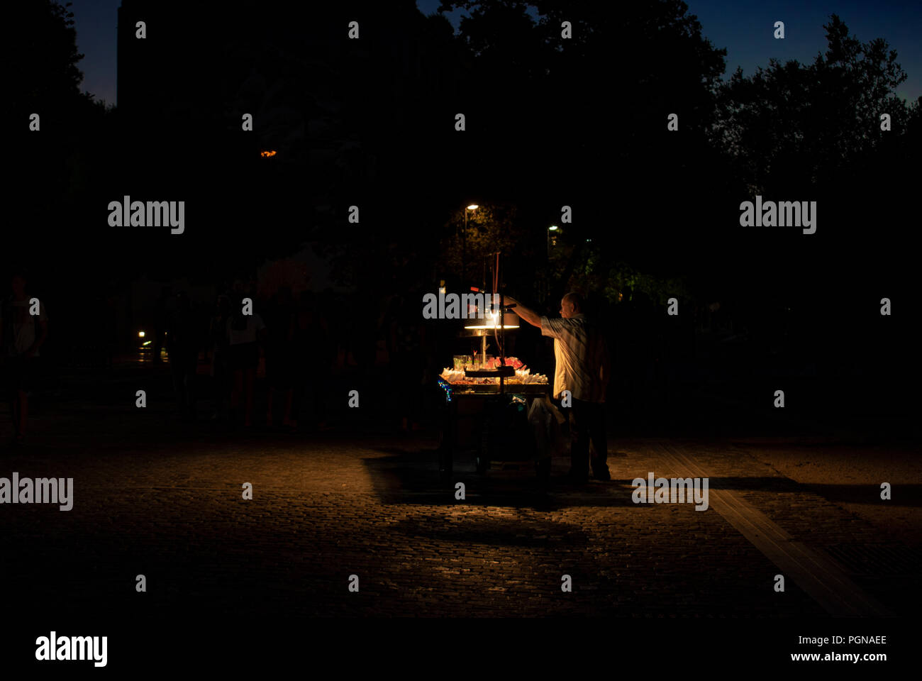 Uomo con il regime di stallo e di una luce nella notte Foto Stock