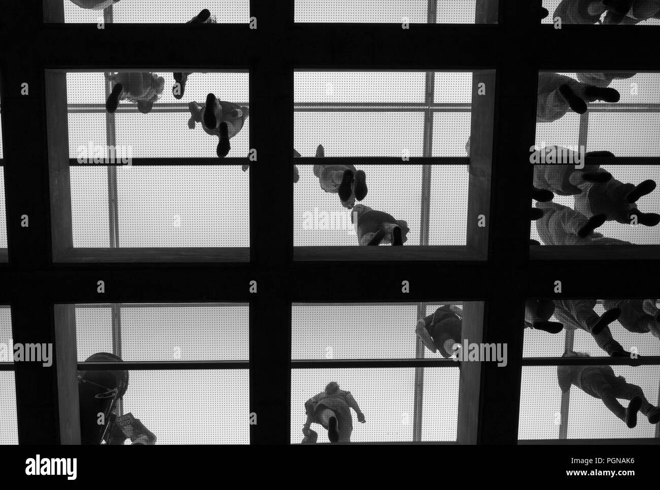 Persone che camminano su un pavimento trasparente Foto Stock