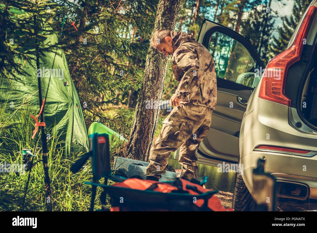 Stagione di caccia è a. Il cacciatore caucasica configurare il suo Camp e l'ingranaggio. Foto Stock