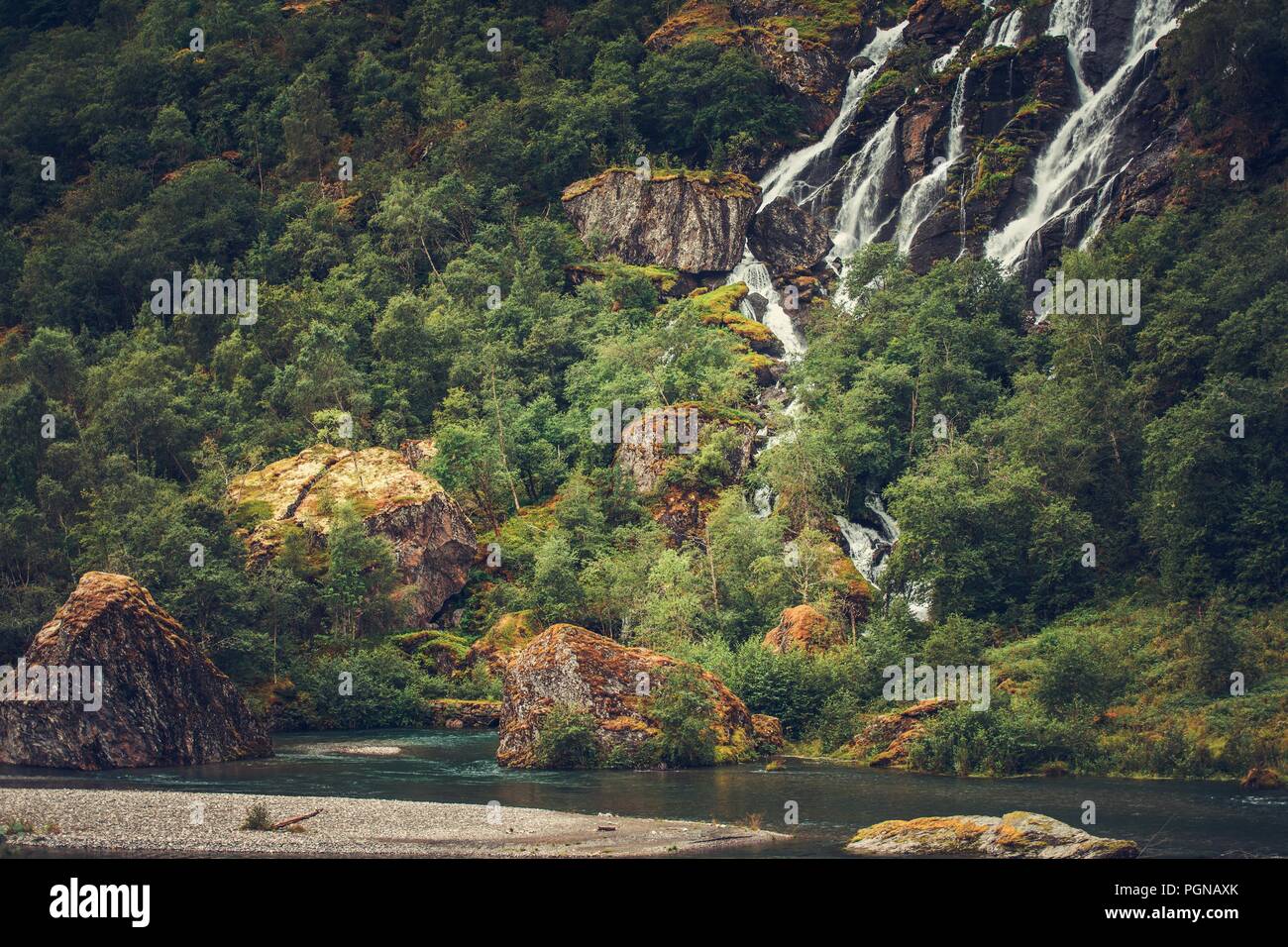 New Scenic 5 posti la natura alpina. Splendida cascata e il fiume glaciale. La Norvegia, l'Europa. Foto Stock