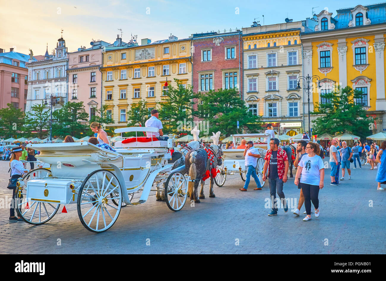 Cracovia in Polonia - Giugno 11, 2018: Equitazione in stile vintage carrozze trainate da cavalli sono una delle attrazioni più popolari fra i turisti, il 11 giugno in K Foto Stock