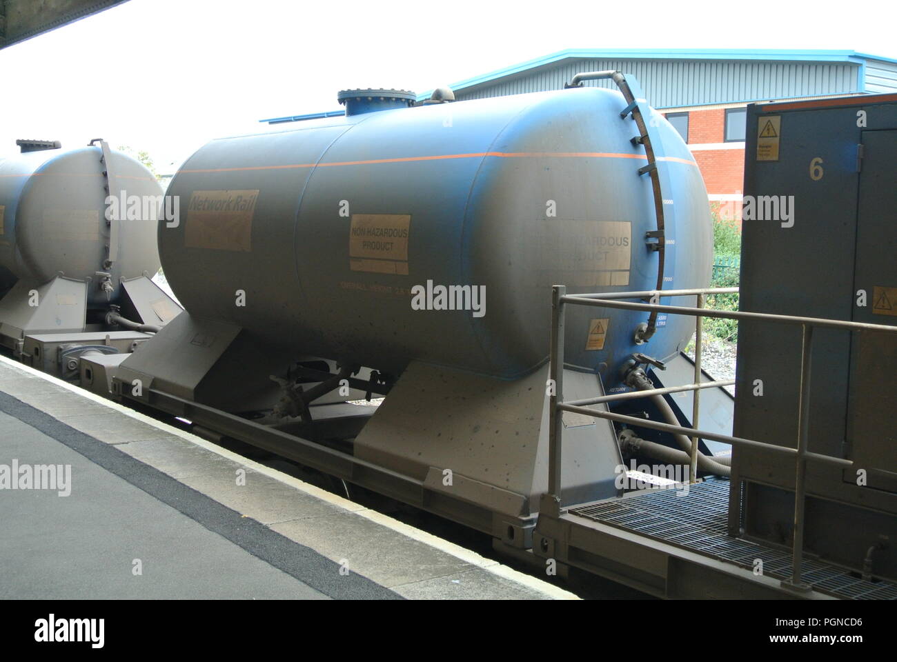 Un trattamento di rampa carro, azionato dalla rete guida, a Newton Abbot stazione ferroviaria. Questo carro spray erbicida sulle piste per interrompere la vegetazione. Foto Stock