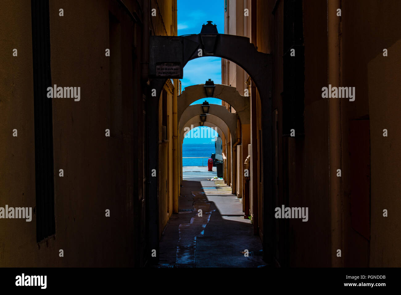 Vicolo con portici sul mare di ​​the Costa Azzurra Foto Stock