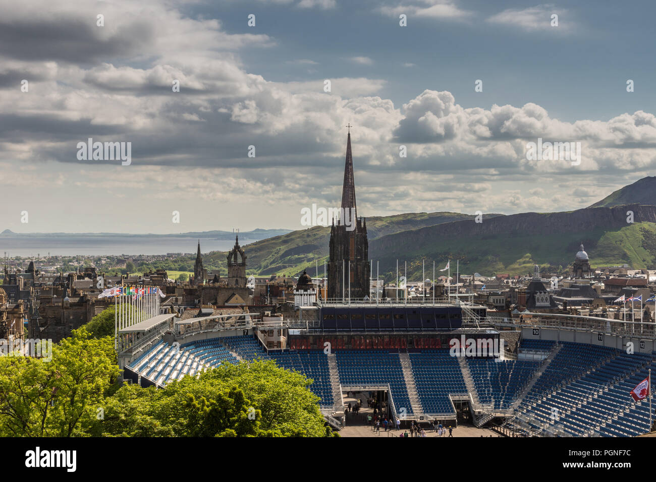 Edimburgo, Scozia, Regno Unito - 14 Giugno 2012: Ampia vista dalla sommità del castello su esplanade show grounds verso il Royal Mile con torri e il mare di Foto Stock