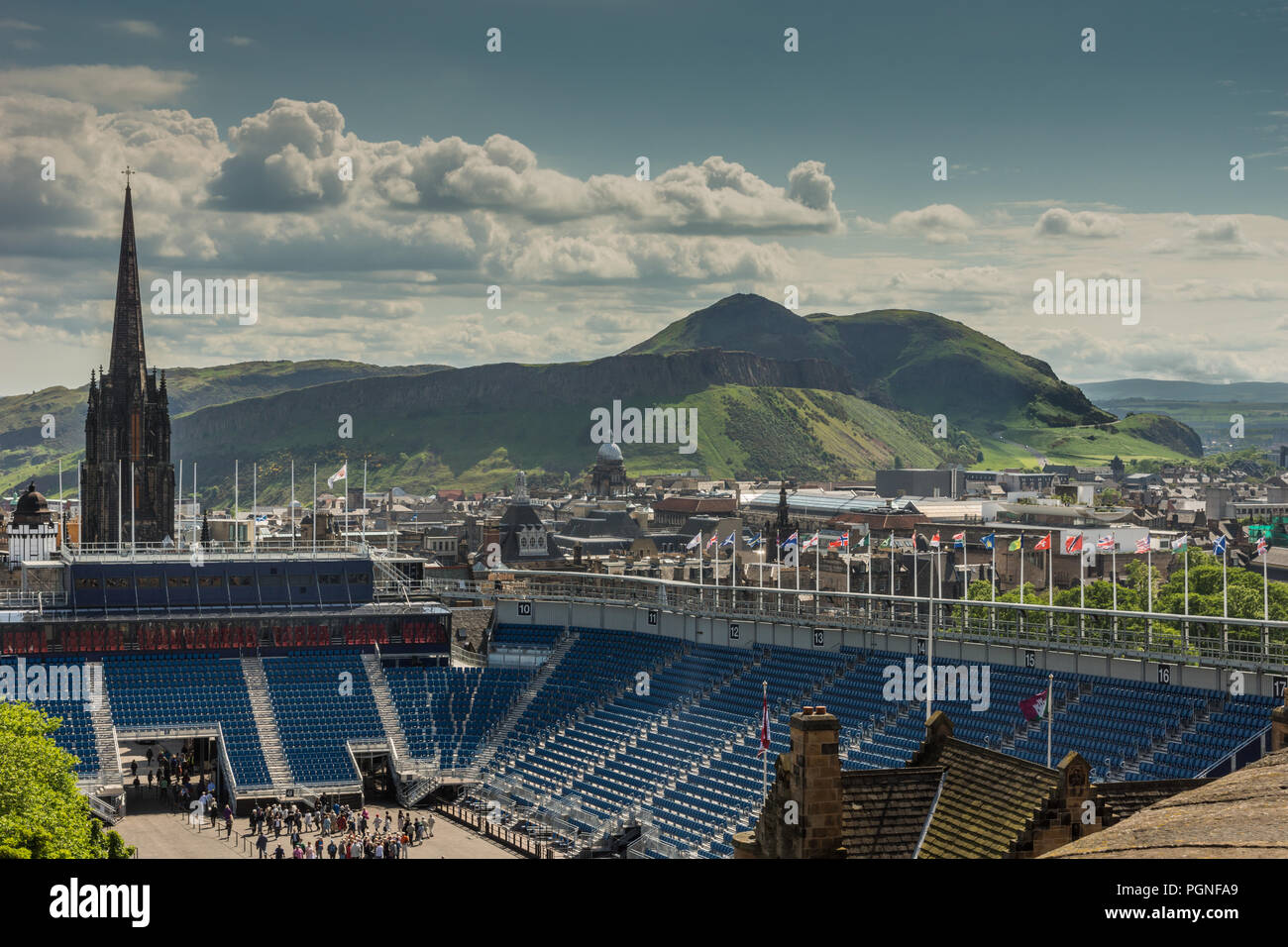 Edimburgo, Scozia, Regno Unito - 14 Giugno 2012: Ampia vista dalla sommità del castello su esplanade show grounds towardsgreen colline di Salisbury Crags sotto nuvoloso s Foto Stock