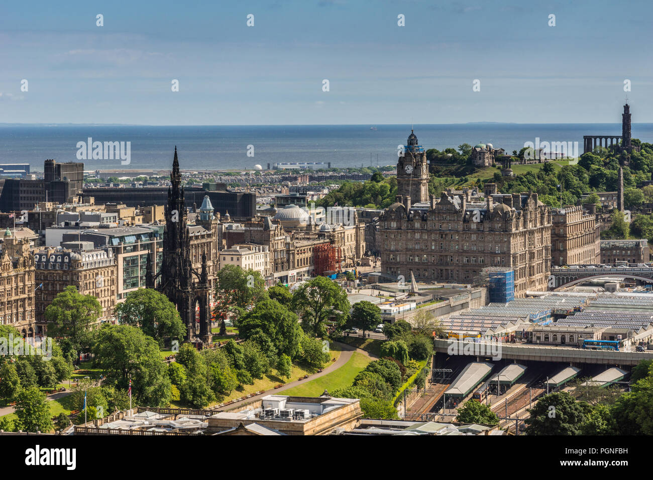 Edimburgo, Scozia, Regno Unito - 14 Giugno 2012: Ampia vista dalla sommità del castello verso il Mare del Nord con ingresso Monumento di Scott, Balmoral Tower e monumenti su Cal Foto Stock