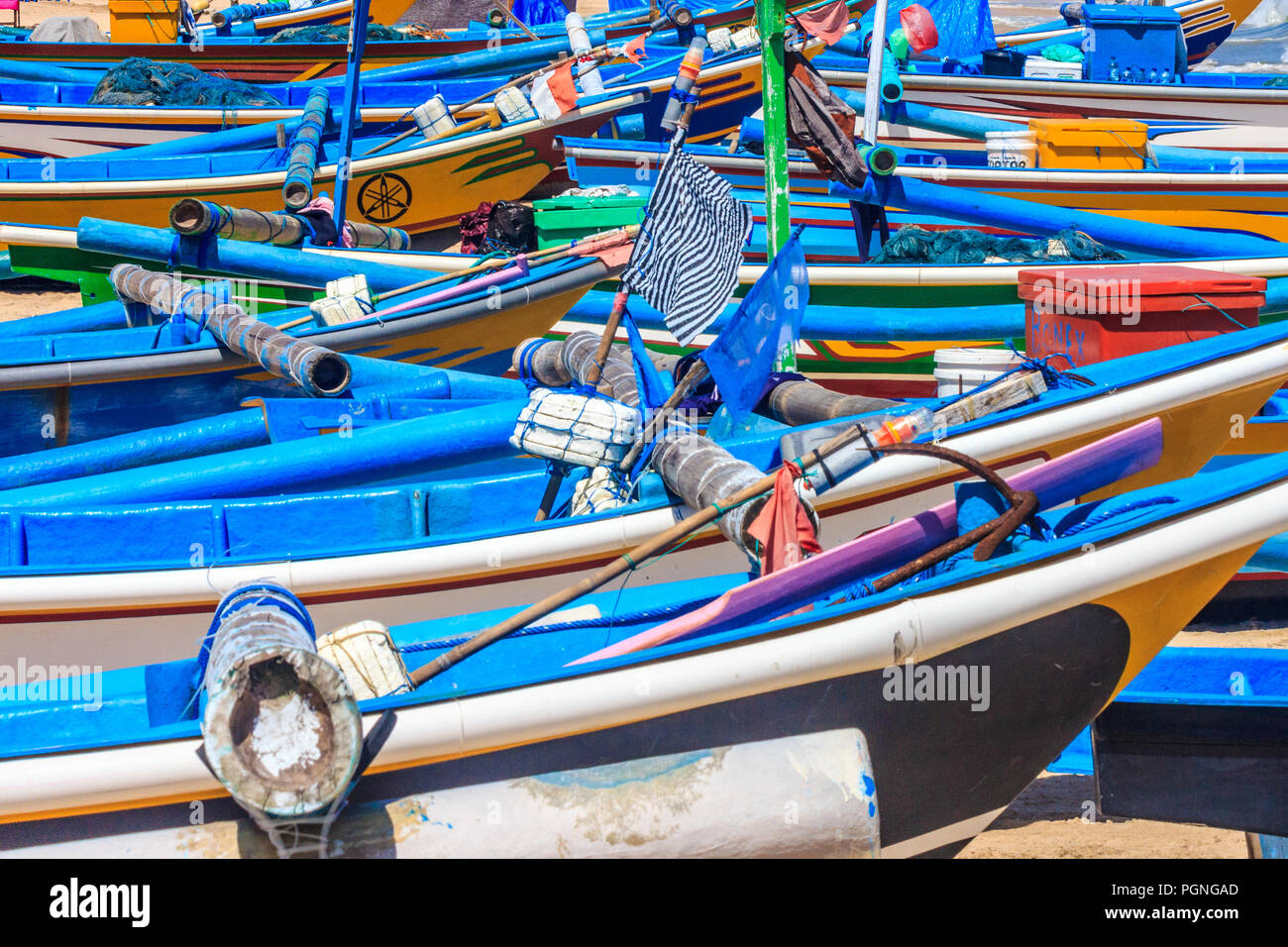 Il tradizionale design Balinese barche da pesca onJimbaran beach. Essi sono noti come Jukungs. Foto Stock