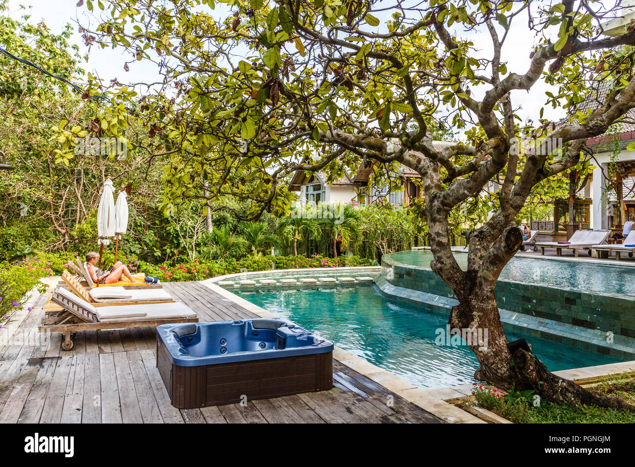 Bali, Indonesia - 30 Maggio 2017: donna a prendere il sole in piscina. Ci sono molti alberghi boutique di Bali. Foto Stock
