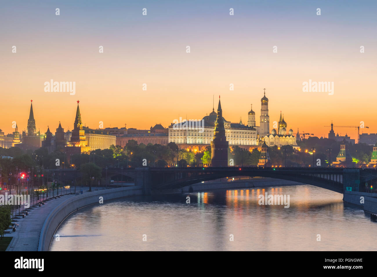 Mosca sunrise skyline della città al Palazzo del Cremlino Piazza Rossa e il fiume di Mosca Mosca, Russia Foto Stock