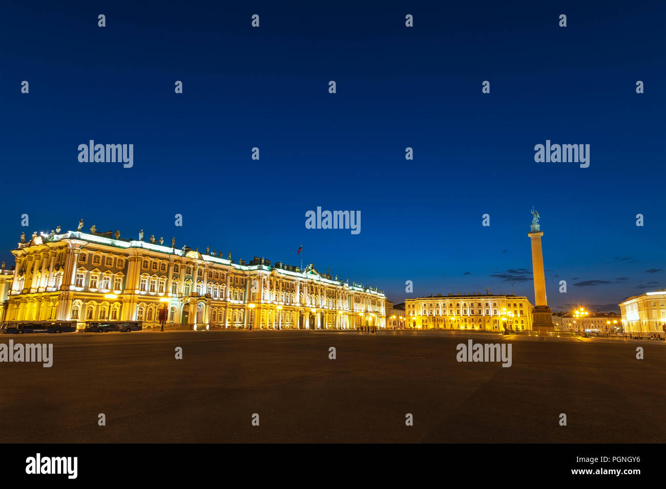 San Pietroburgo la notte dello skyline della città presso la Piazza del Palazzo San Pietroburgo Russia Foto Stock