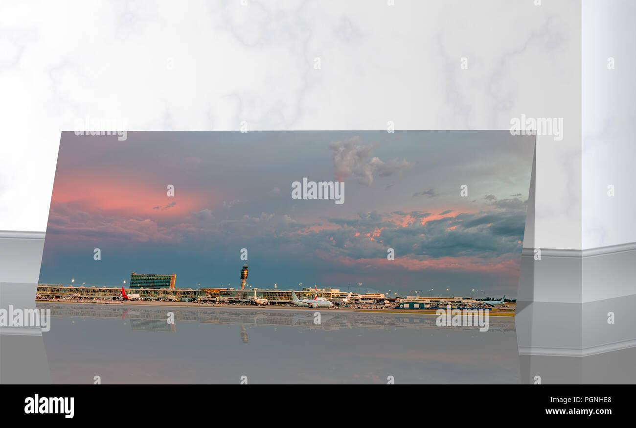 In prossimità della parete di marmo è una foto panoramica di un immenso cielo di nuvole, illuminato dalla luce del sole al di sopra della struttura aeroportuale e piani Foto Stock