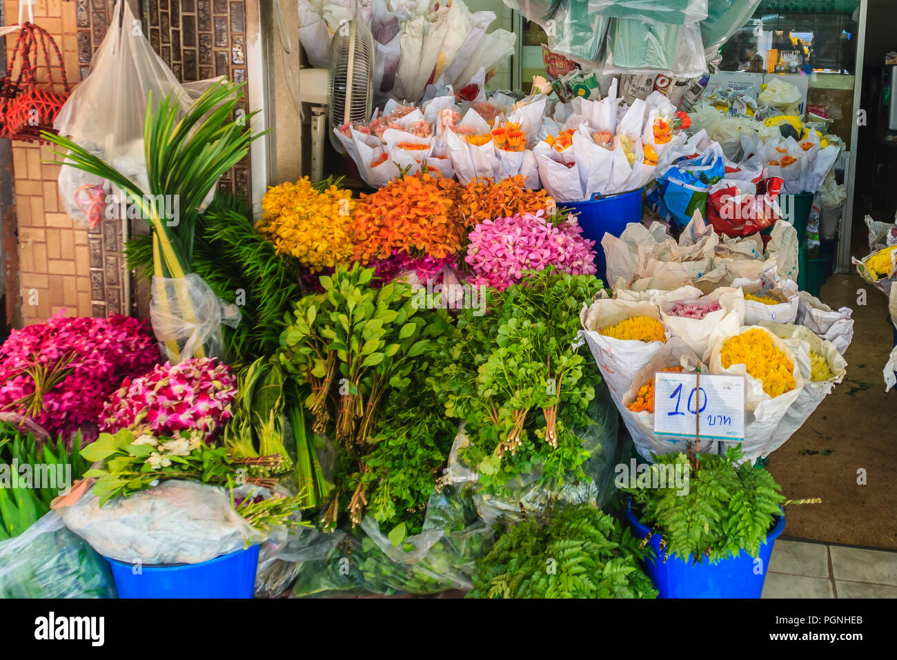 Bangkok, Tailandia - 2 Marzo 2017: negozio di fiori la vendita di varietà di fiori al mercato dei fiori di nome "Pak Khlong Talat' in Bangkok. Pak Klong Talad è Foto Stock