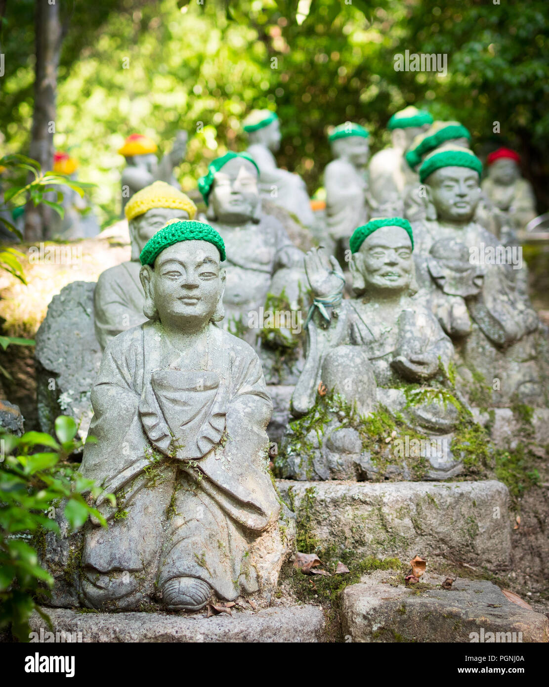 Statue di l'originale seguaci di Buddha (chiamato Shaka Nyorai in Giappone), con tappi in maglia a Daisho-in (Tempio Daishoin Tempio), Miyajima, Giappone. Foto Stock
