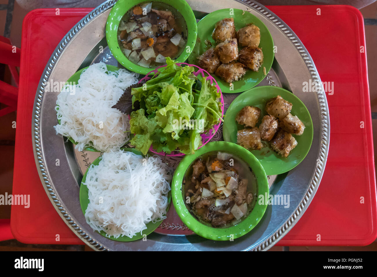 "Bun Cha' è un piatto vietnamita di grigliate di carne di maiale e di noodle, che si ritiene abbia avuto origine da Hanoi, Vietnam. Foto Stock