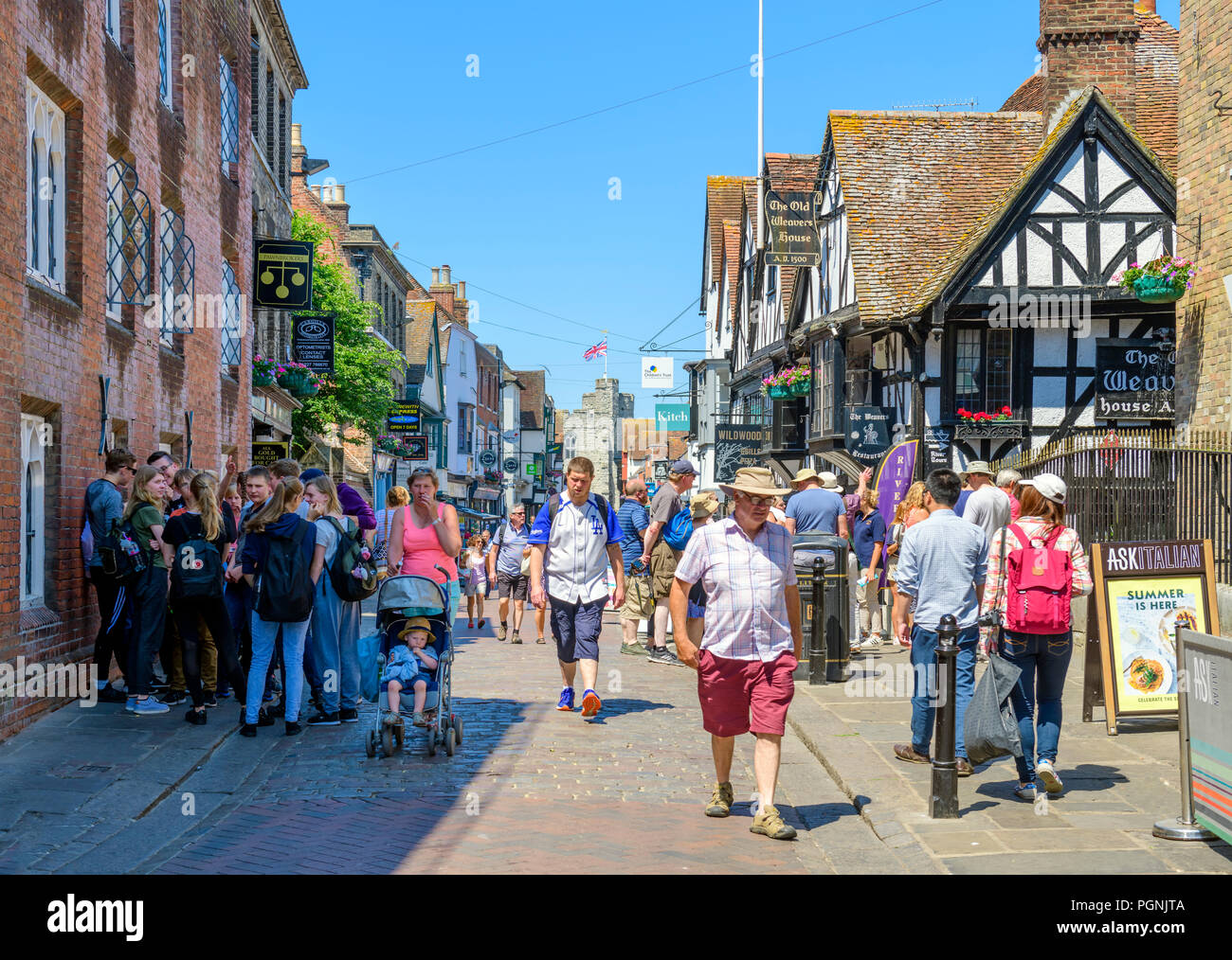 Canterbury high street e la vecchia casa di tessitori Foto Stock