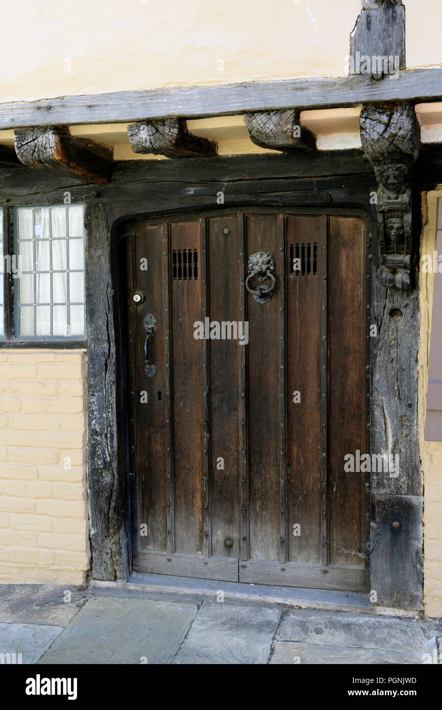 Porta di legno del XVI secolo la struttura di legno house. Canterbury Kent Foto Stock