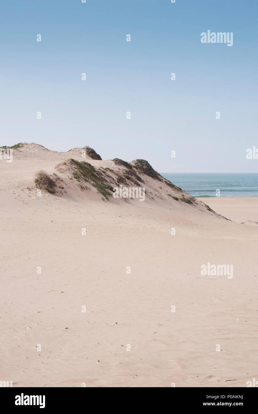 Oceano dune con il blu del mare e del cielo in background Foto Stock