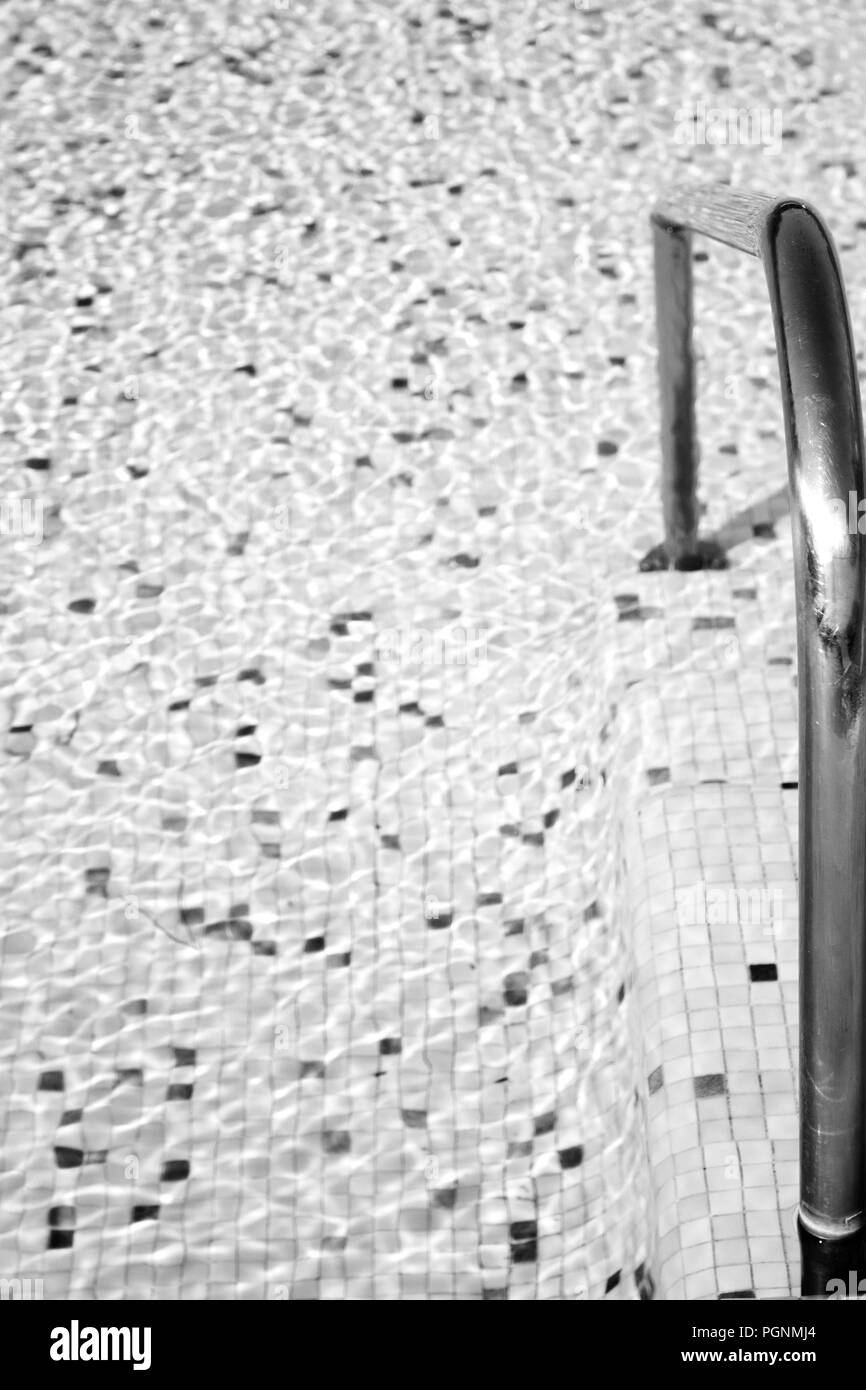 Parte di una piscina estiva. N. persone Foto Stock