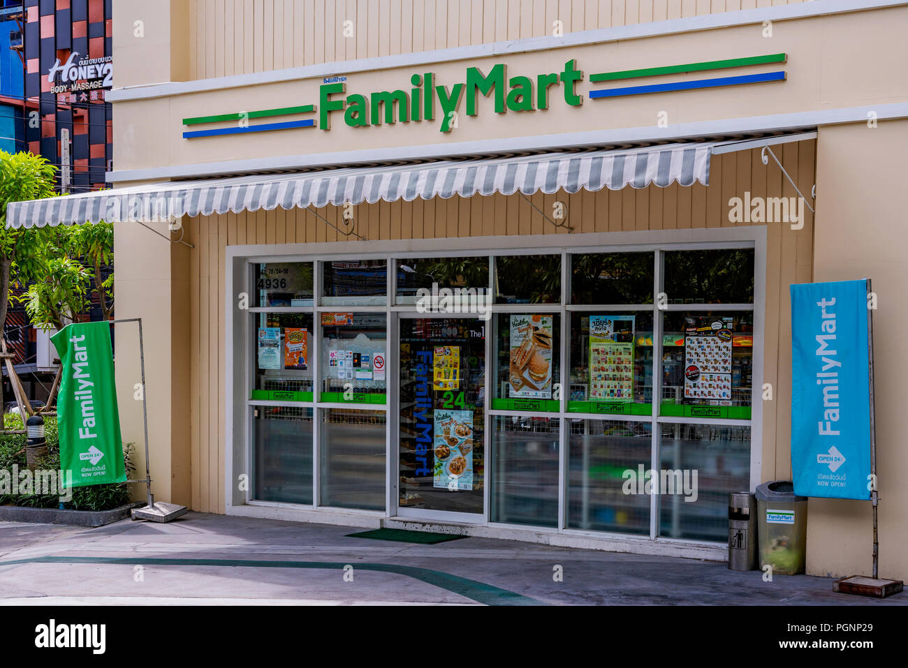 PATTAYA, Tailandia - 09 Luglio: Famiglia Mart 24 ora minimarket, un famoso negozio in franchising che può essere visto in molte città in Thailandia il 09 luglio, Foto Stock