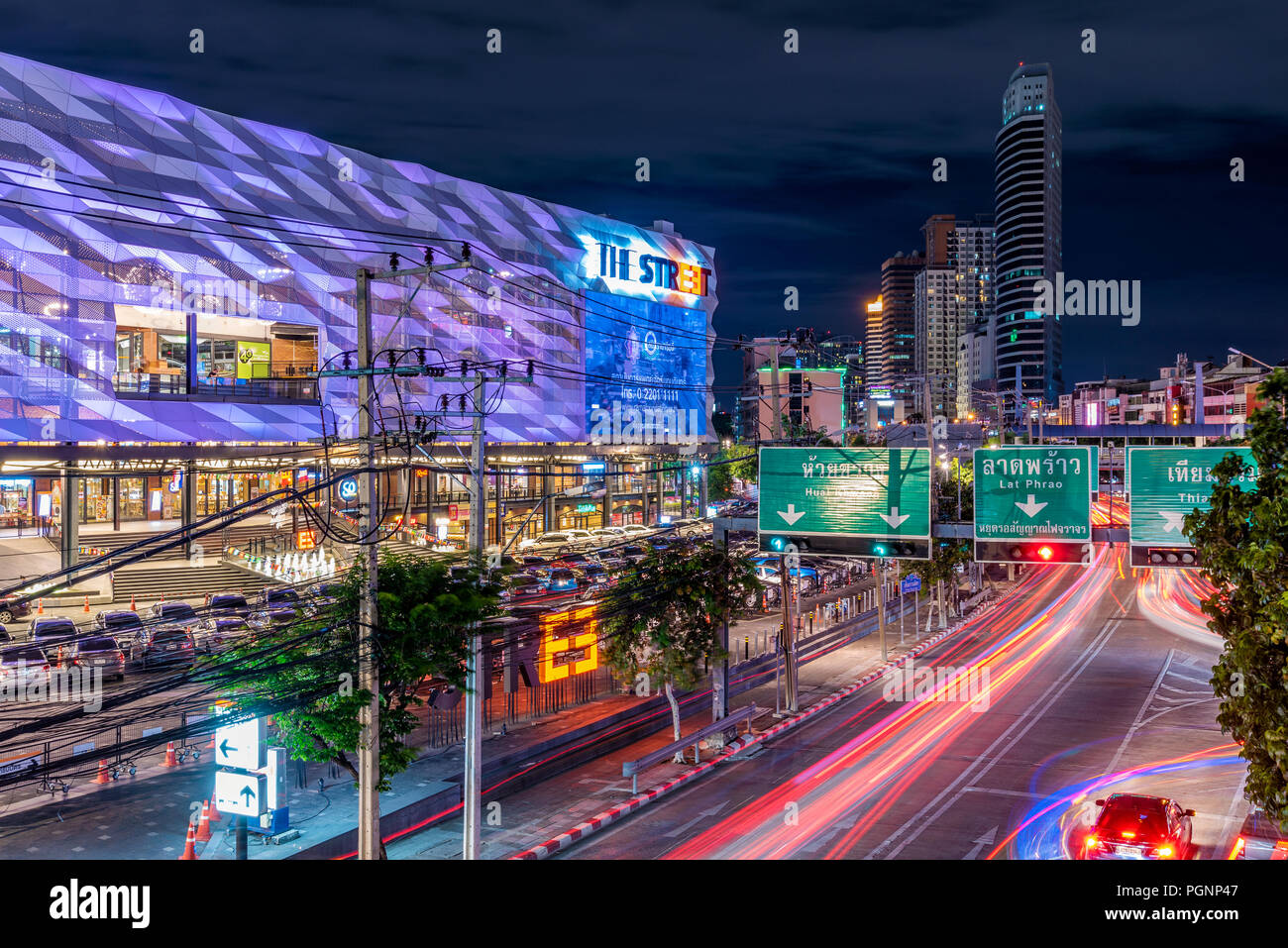 BANGKOK, Tailandia - 11 Luglio: vista notturna della strada shopping mall e moderni edifici della città nella zona Ratchada sulla luglio 11, 2018 a Bangkok Foto Stock