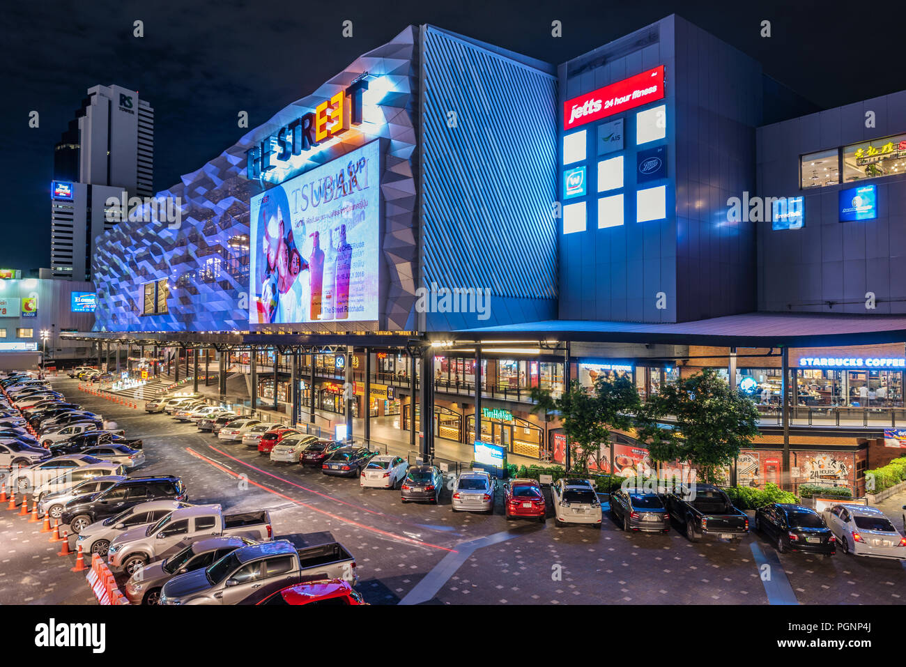 BANGKOK, Tailandia - 11 Luglio: vista notturna della strada shopping mall, un popolare centro commerciale nella zona Ratchada sulla luglio 11, 2018 a Bangkok Foto Stock