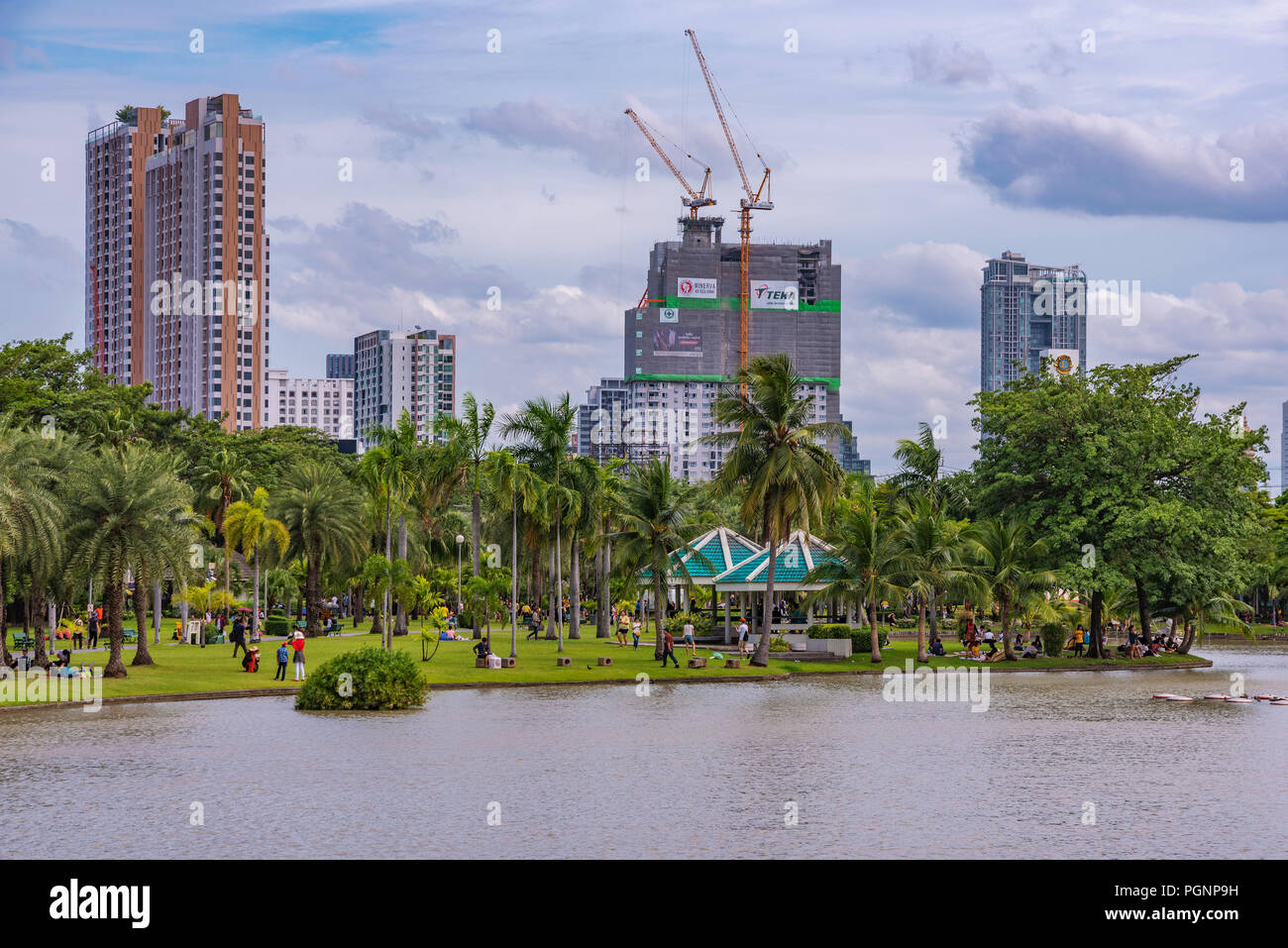 BANGKOK, Tailandia - 15 Luglio: questa è una vista del Parco Chatuchak lago e alti edifici sulla luglio 15, 2018 a Bangkok Foto Stock