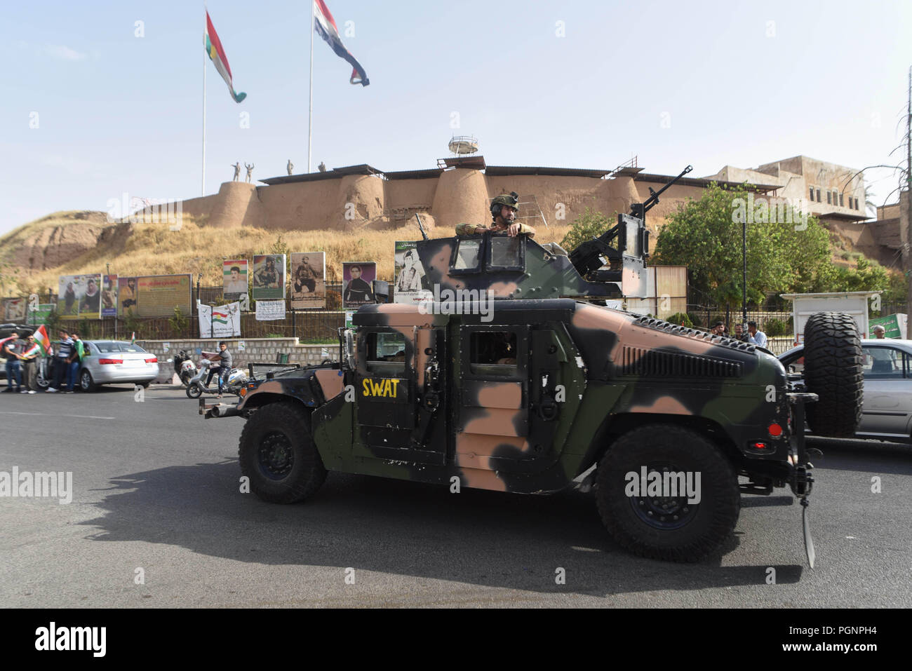 Settembre 25, 2017 - Kirkuk, Iraq: Peshmerga fighters patrol in veicoli corazzati di fronte all'antica cittadella di Kirkuk come curdi iracheni di votare in un referendum storico sull'indipendenza del Kurdistan. Ambiance devant la citadelle de Kirkouk le jour du referendum sur l'independance du Kurdistan irakien. *** La Francia / NESSUNA VENDITA A MEDIA FRANCESI *** Foto Stock