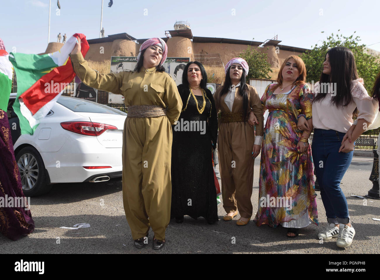 Settembre 25, 2017 - Kirkuk, Iraq: curdi iracheni danza e celebrare di fronte all'antica cittadella di Kirkuk dopo il voto in uno storico referendum sull indipendenza del Kurdistan. Ambiance de liesse devant la citadelle de Kirkouk le jour du referendum sur l'independance du Kurdistan irakien. *** La Francia / NESSUNA VENDITA A MEDIA FRANCESI *** Foto Stock