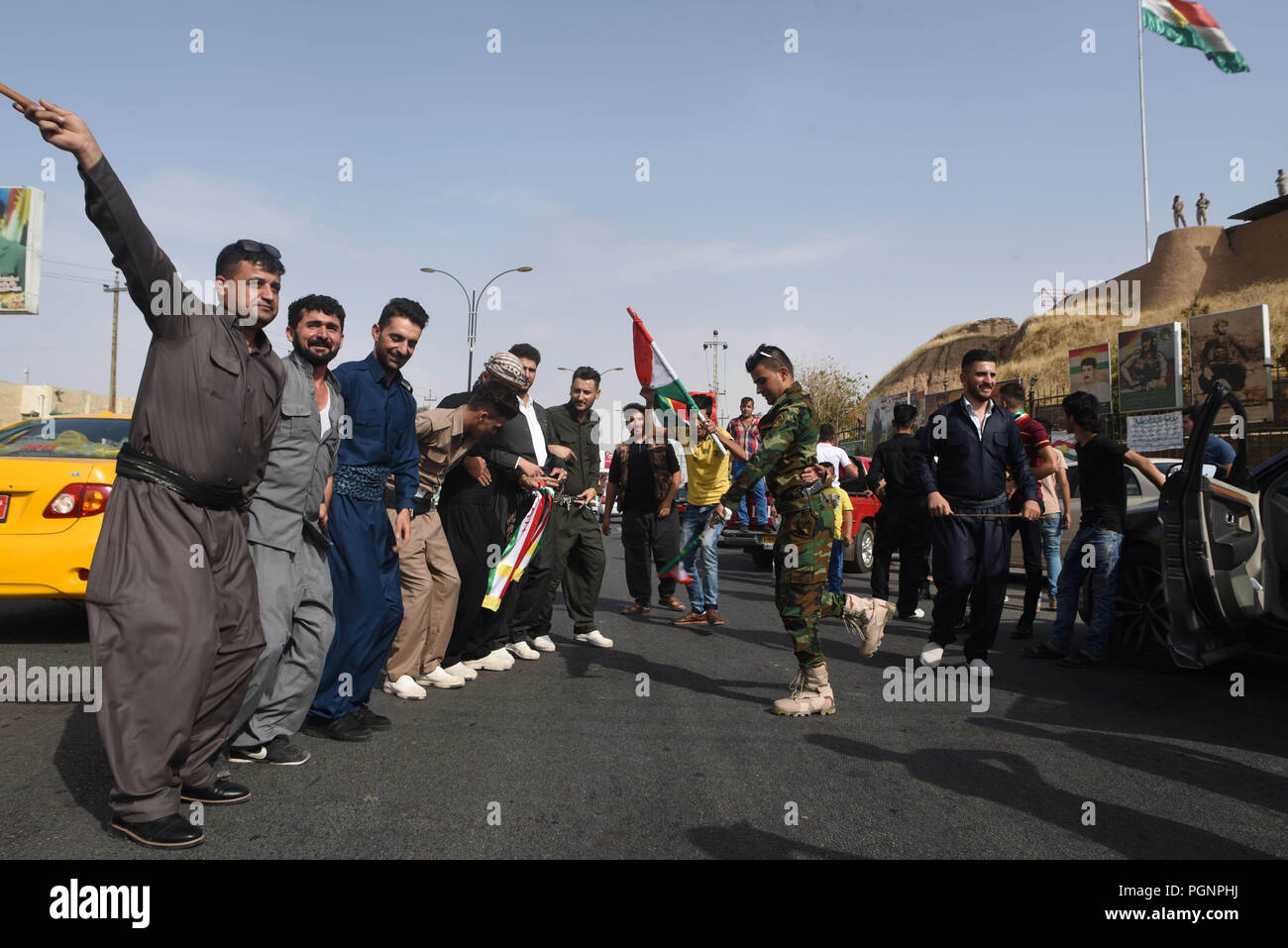 Settembre 25, 2017 - Kirkuk, Iraq: curdi iracheni danza e celebrare di fronte all'antica cittadella di Kirkuk dopo il voto in uno storico referendum sull indipendenza del Kurdistan. Ambiance de liesse devant la citadelle de Kirkouk le jour du referendum sur l'independance du Kurdistan irakien. *** La Francia / NESSUNA VENDITA A MEDIA FRANCESI *** Foto Stock