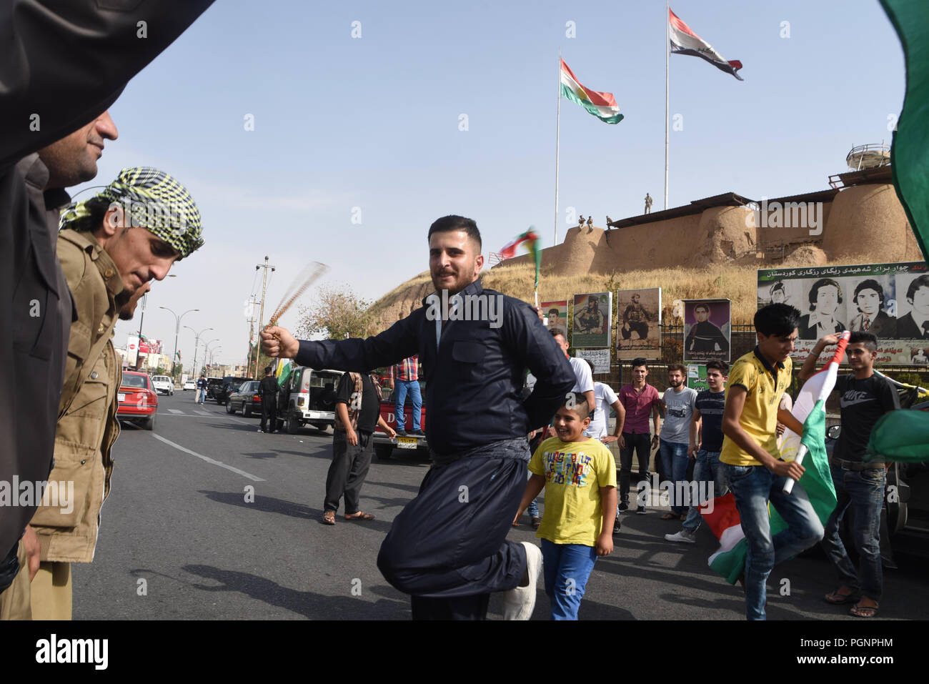 Settembre 25, 2017 - Kirkuk, Iraq: curdi iracheni danza e celebrare di fronte all'antica cittadella di Kirkuk dopo il voto in uno storico referendum sull indipendenza del Kurdistan. Ambiance de liesse devant la citadelle de Kirkouk le jour du referendum sur l'independance du Kurdistan irakien. *** La Francia / NESSUNA VENDITA A MEDIA FRANCESI *** Foto Stock