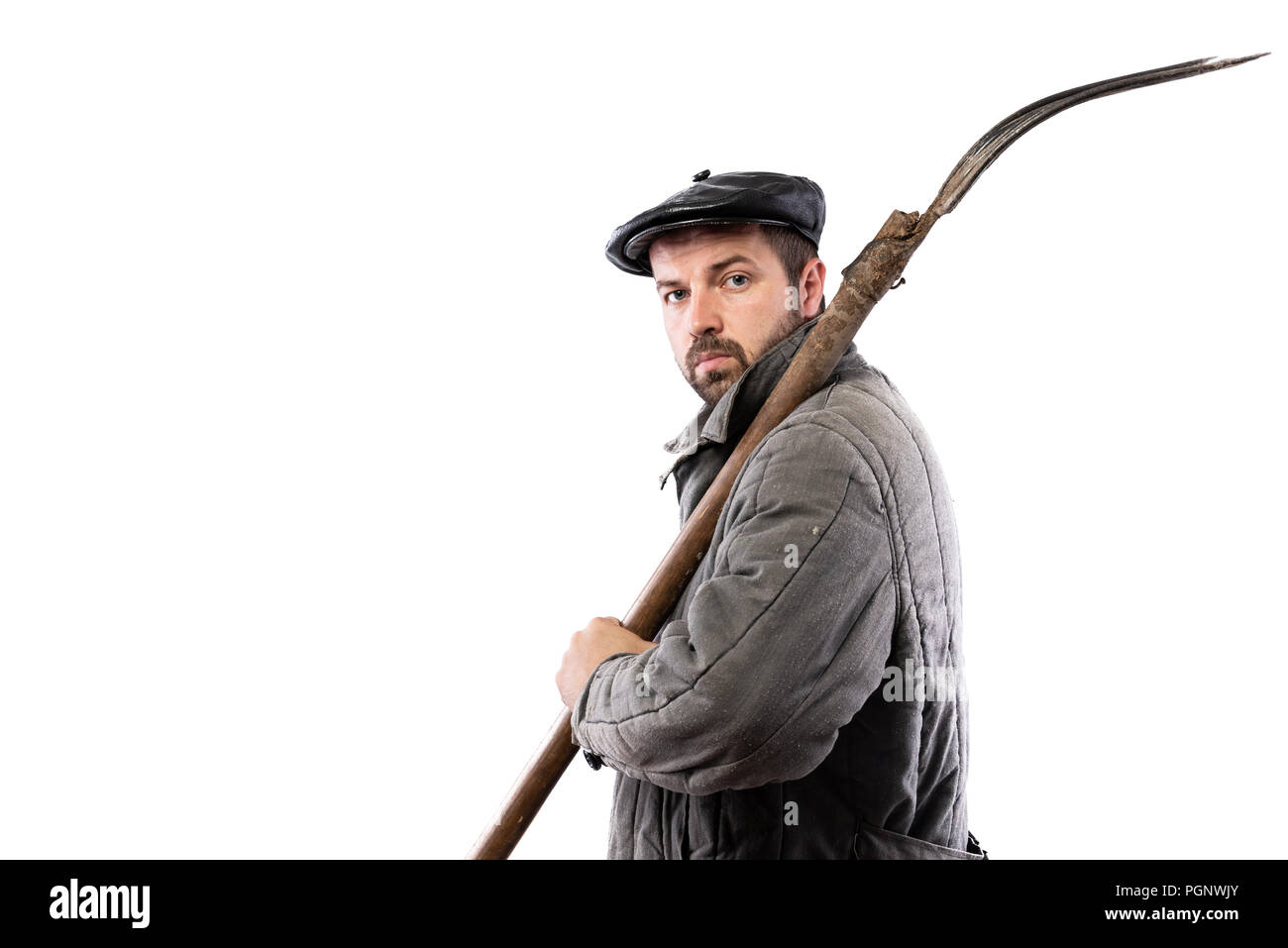 Uomo contadino con forcone su sfondo bianco, grave aspetto concentrato. Idea - la dura vita dei contadini Foto Stock