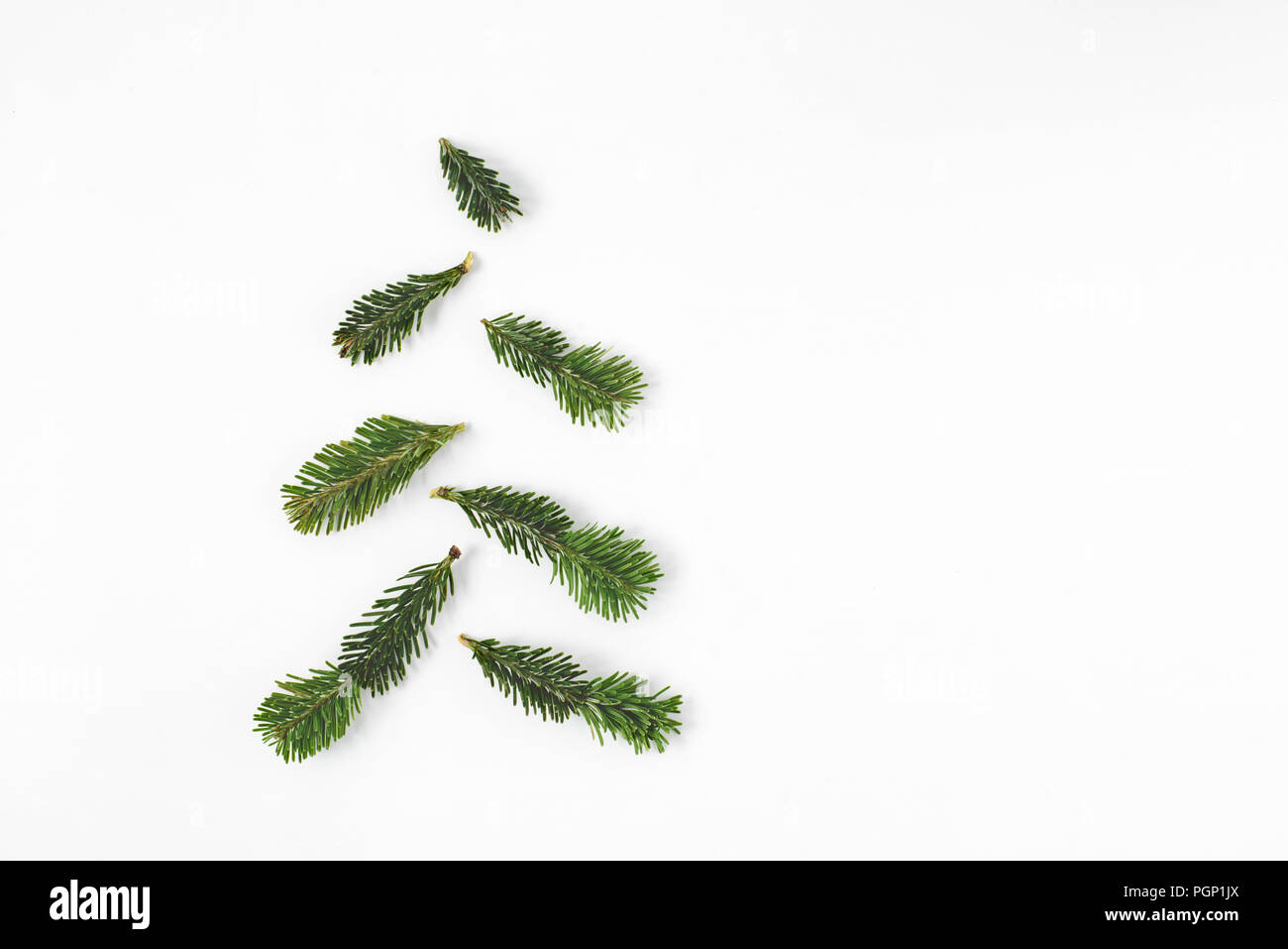 Albero di Natale fatto di forma di Abete rami isolati su sfondo bianco. Copia gratuita dello spazio. Foto Stock