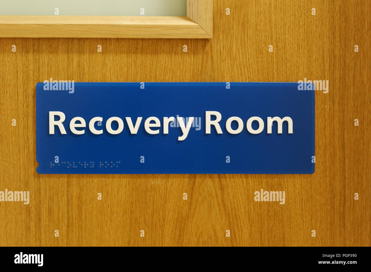 NHS Recovery Room etichetta della porta Foto Stock