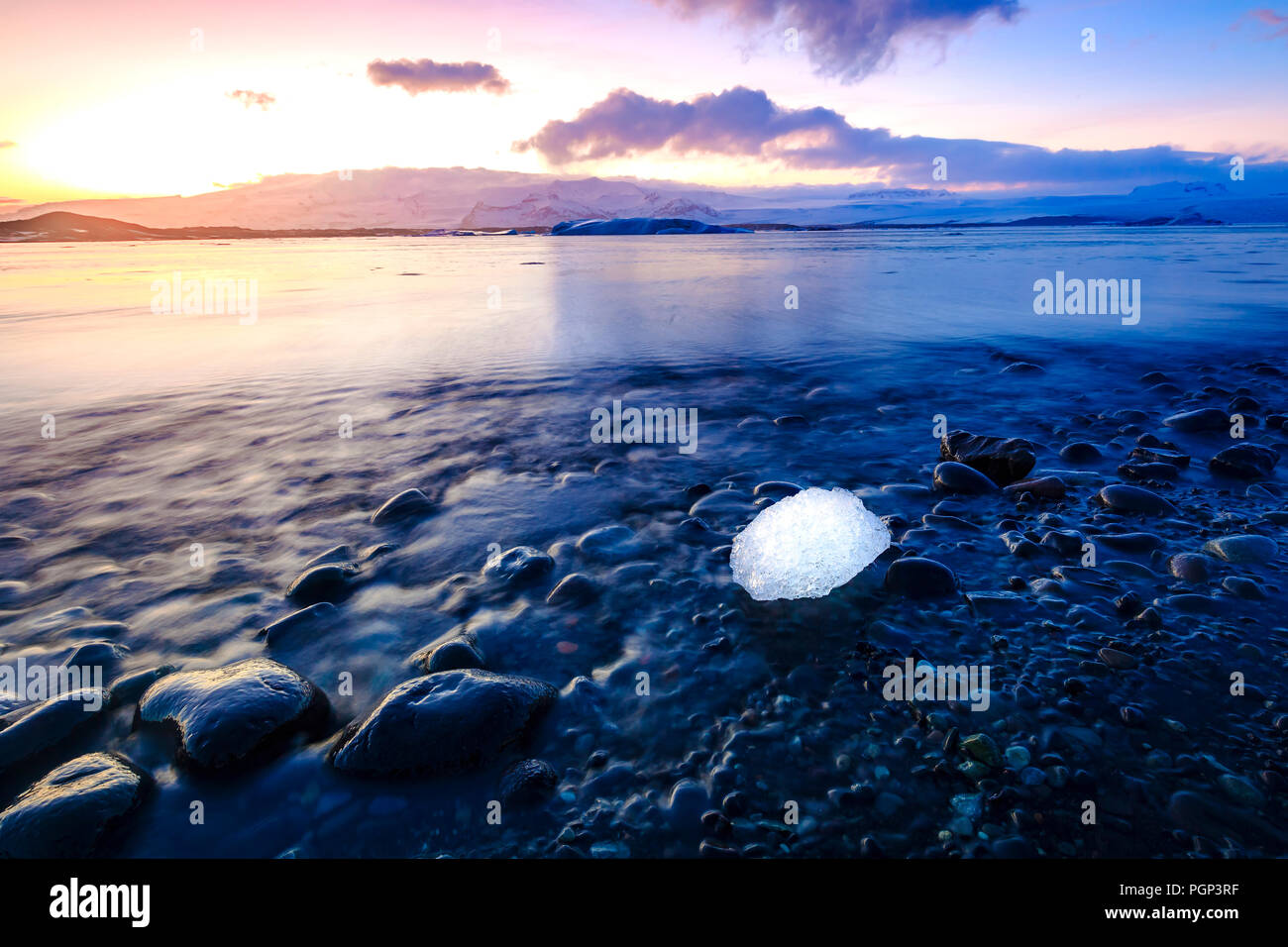 Jokulsarlon lago glaciale in Islanda durante il tramonto nella stagione invernale. Il lago è in crescita ogni anno a causa del riscaldamento globale. Un luogo popolare per i turisti Foto Stock