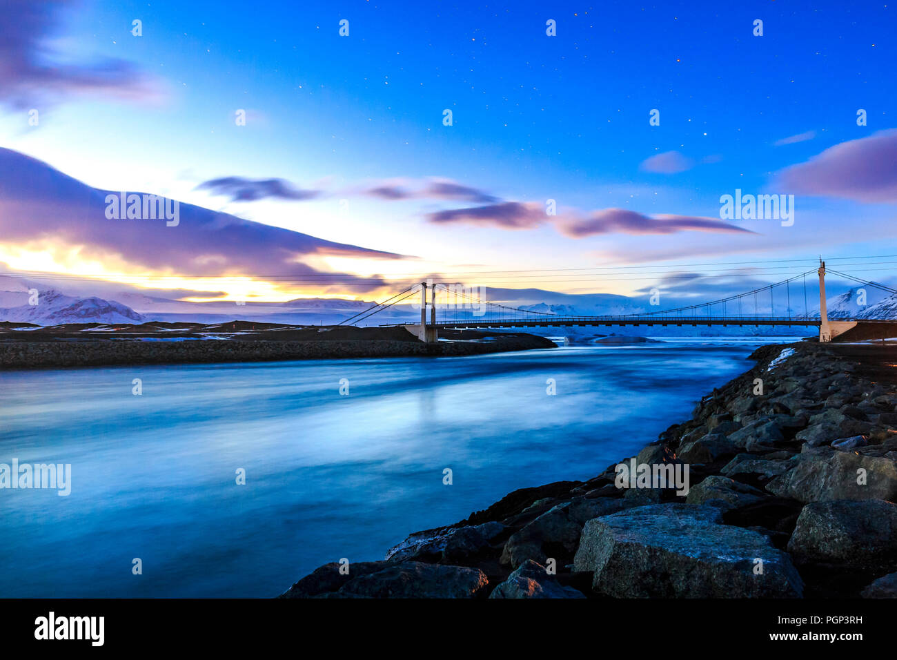Jokulsarlon ghiacciaio lago di Ponte in Islanda durante il tramonto nella stagione invernale. Il lago è in crescita ogni anno a causa del riscaldamento globale. Un luogo popolare per t Foto Stock