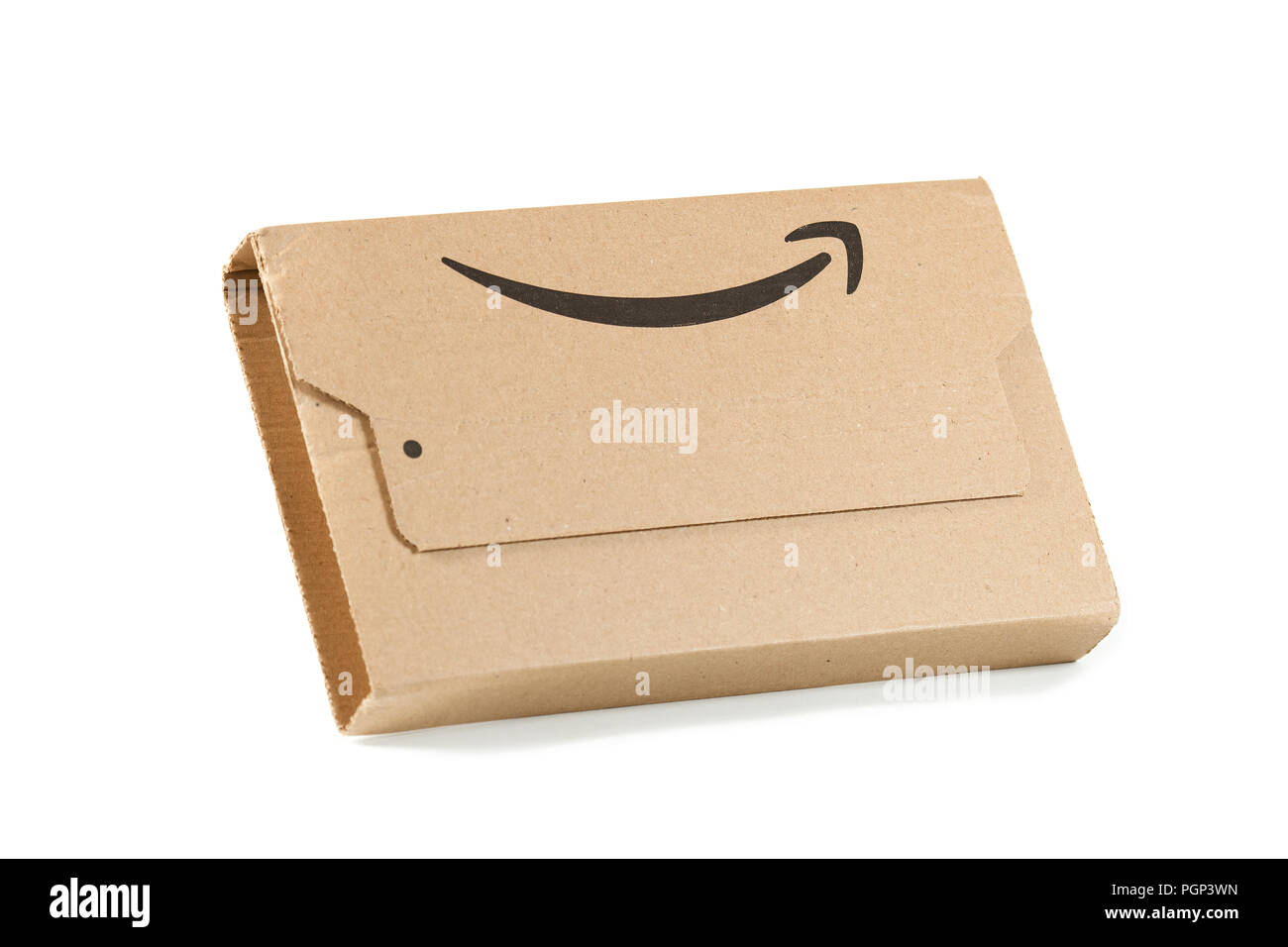 Il pacco di Amazon con il logo su sfondo bianco Foto Stock
