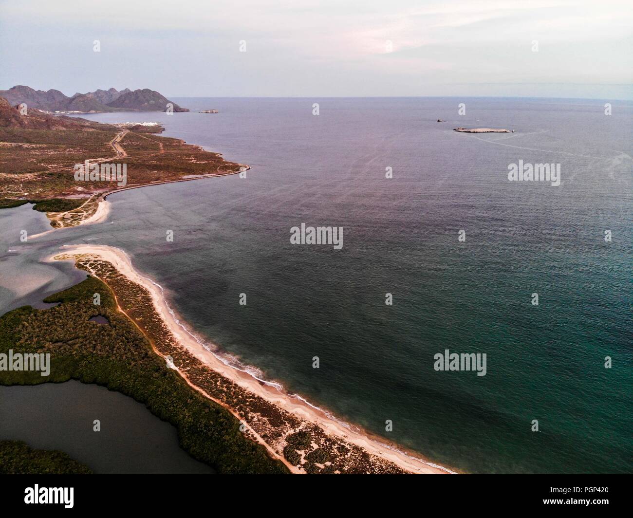 Paisaje con unà vista aérea del estero el Soldado en San Carlos, Sonora, Messico. Area Protregida naturale. Golfo de California. (Foto: Luis Gutiérrez Foto Stock