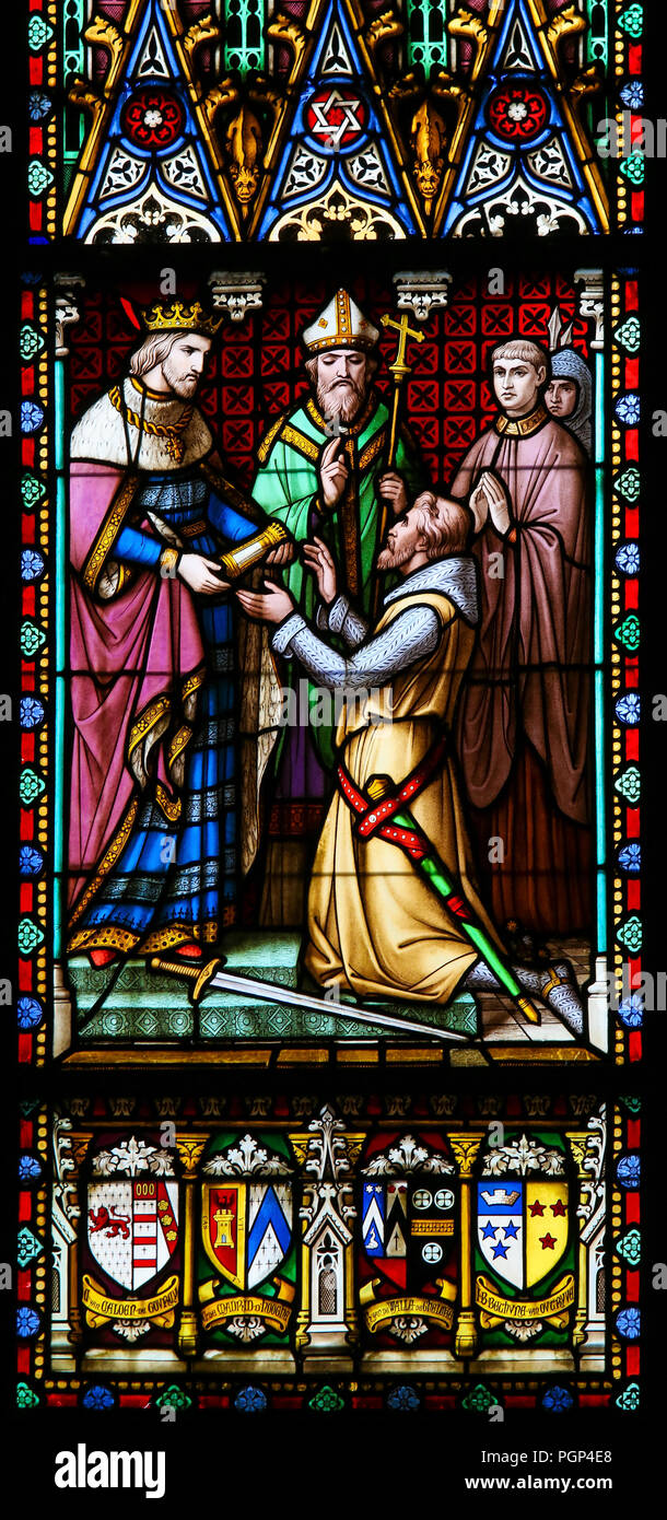 Vetro colorato nella Basilica del Sangue Sacro a Bruges, Belgio, raffigurante la Reliquia del Sacro sangue portato dalla Terra Santa dal crociato loro Foto Stock